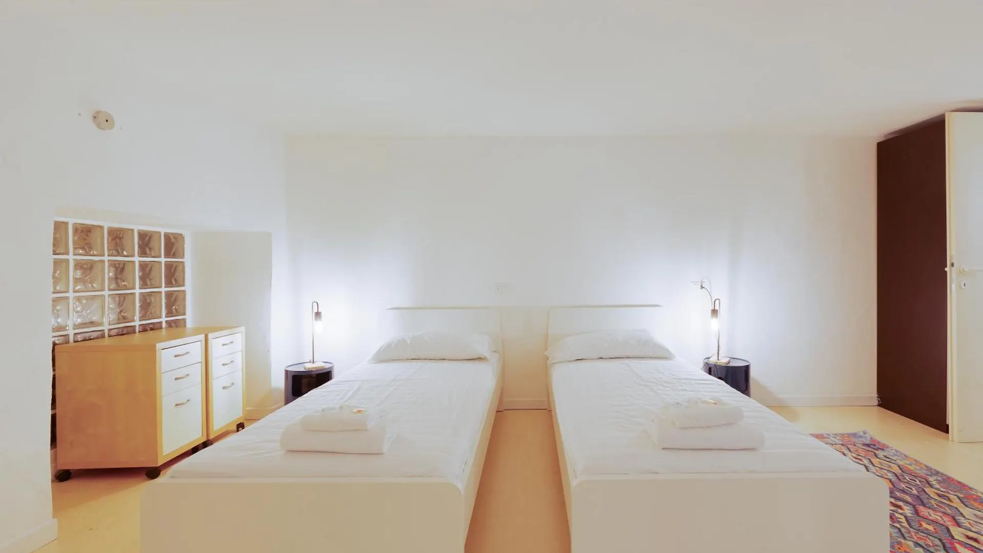 Sant'Agostino - Charming Retreat 210M From M2 Apartment Milan Italy
